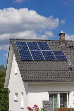 güneş paneli, bahar city stuttgart yakınındaki Güney Alman kırsal köy çatı üzerinde