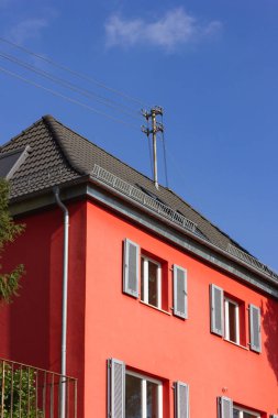 anten güneşli Güney Almanya'da binaların çatı düşmek öğleden sonra