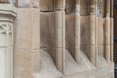 kahverengi ve turuncu gri taş rengi ve yapısı ile Güney Almanya'da Katolik Kilisesi cephe