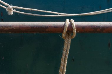 Güney Almanya'da kırsal kırsal çiftliğinde bir römork hasat üzerinde ip düğüm