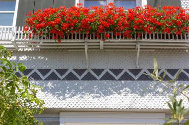 Beyaz ahşap çiftlik cephe ve ayrıntıları allgau Güney Almanya Bavyera tarzı bir güneş yaz gününde