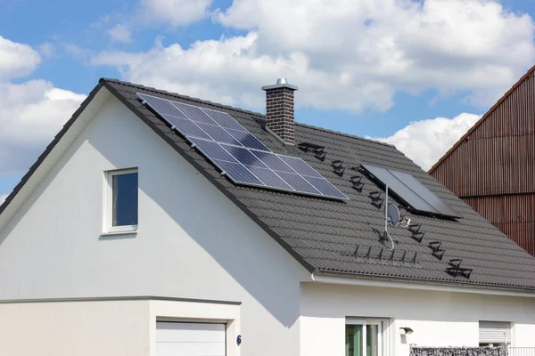 在德国斯图加特市附近的春天 南德意志乡村村屋顶上的太阳能电池板 — 图库照片