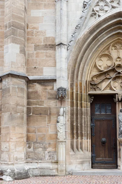 kahverengi ve turuncu gri taş rengi ve yapısı ile Güney Almanya'da Katolik Kilisesi cephe