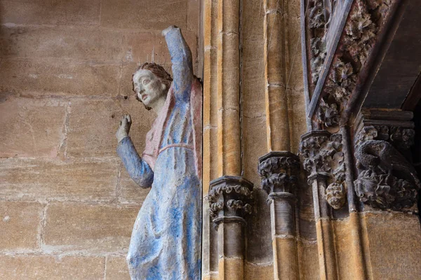 Madonna Figura Sulle Antiche Mura Della Chiesa Nella Città Storica — Foto Stock