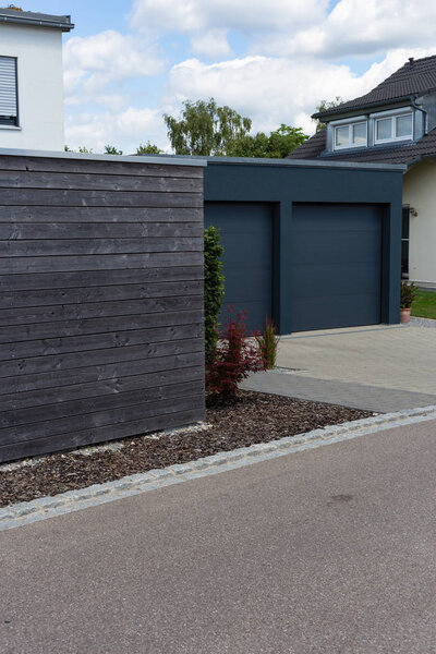 современный вход и гараж в южной Германии сельской местности недалеко от города Штутгарт
