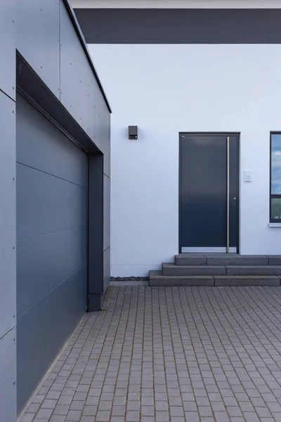 Şehir stuttgart yakınındaki güney Almanya kırsal banliyö sokakta modern siyah garaj