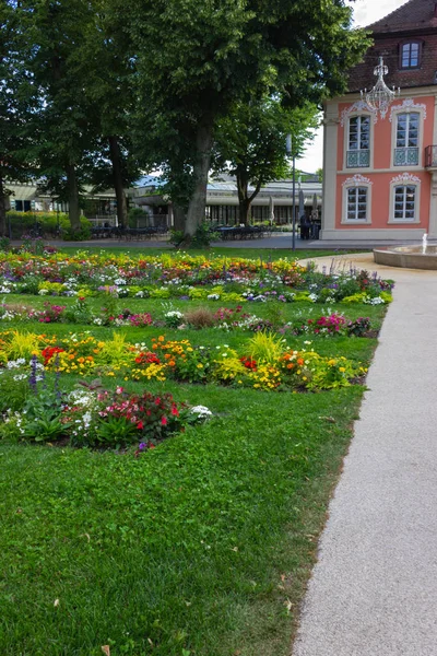 洛可可城堡在城市公园盛开的花朵在绿色草坪在春天在德国南部城市施豪 Gmuend — 图库照片