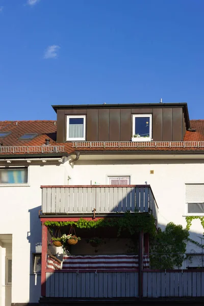 Blauer Himmel Stadtfassaden Und Dächer Süddeutschland Sommerabend Bei Stuttgart — Stockfoto