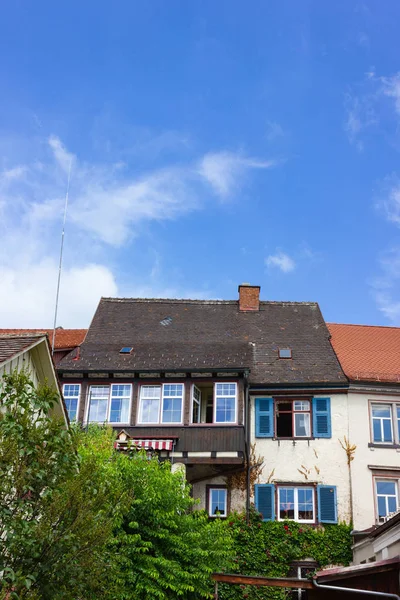 Historische Dachfassaden Bayern Einem Sonnigen Sommertag Unter Tiefblauem Himmel — Stockfoto