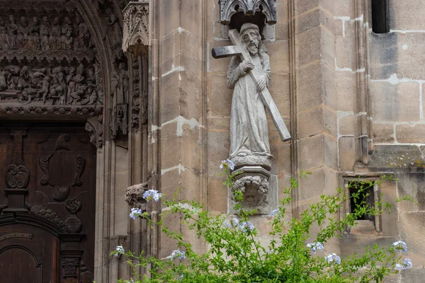 Flores Lilás Verdes Coloridas Fachada Igreja Antiga Mercado Histórico Alemanha — Fotografia de Stock