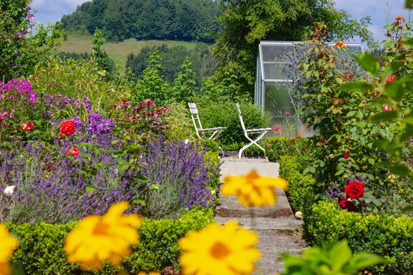 在德国南部的巴伐利亚风格的乡村乡村 在瓦尼亚的乡村 在瓦根市附近绽放的鲜花 — 图库照片