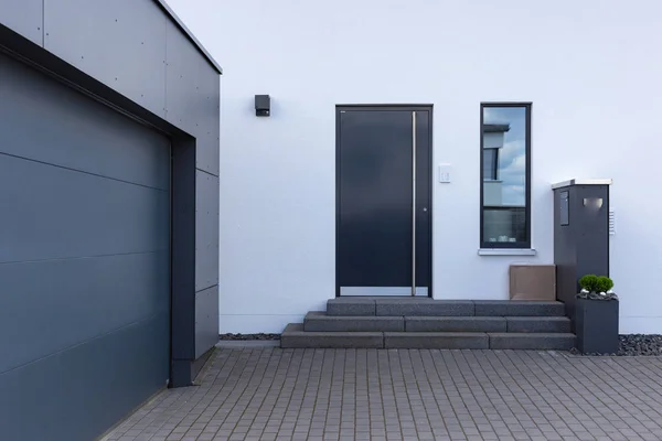 Şehir stuttgart yakınındaki güney Almanya kırsal banliyö sokakta modern siyah garaj