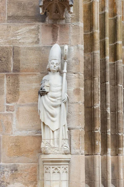 kilise taş sanatı rakamlar ve sütunlar güneye Alman tarihi kent antik cephesinde