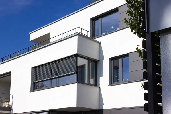 modern evler cepheler sonbahar güneş günü, Güney Almanya küçük kasabasında