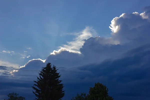 德国南部农村农田风暴云天空阿尔高近城市大众 — 图库照片