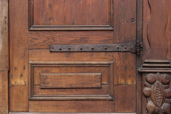 Коричневая Деревянная Дверь Церкви Ручками Детали Историческом Городе Южной Германии — стоковое фото