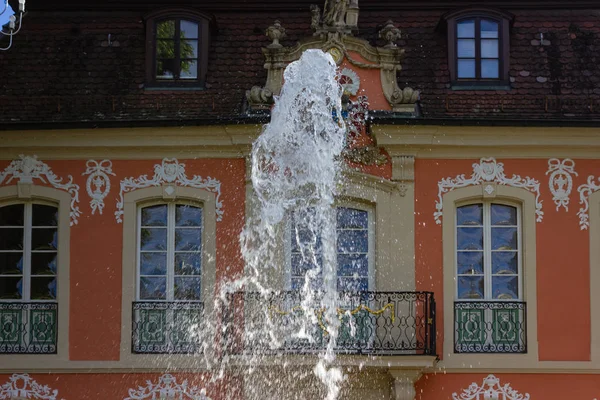 洛可可城市公园的历史喷泉在德国南部城市施豪 Gmuend 的春季阳光日 — 图库照片