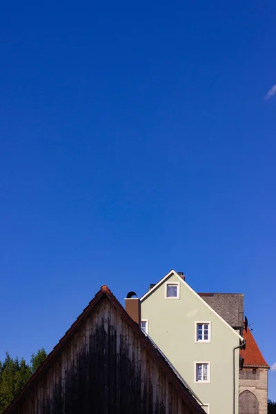 Cielo Blu Facciate Della Città Tetti Nel Sud Della Germania — Foto Stock