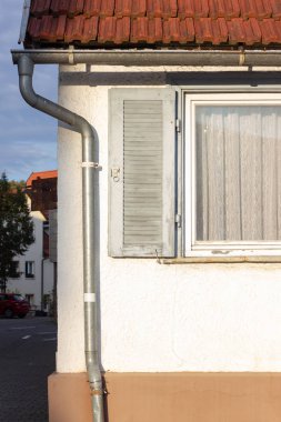 Güney Almanya'da güneşli öğleden sonra eski binaların cephe