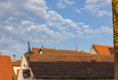 antenle Güney Almanya'da güneşli öğleden sonra eski binaların çatıları