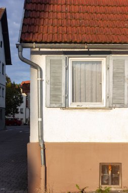 Güney Almanya'da güneşli öğleden sonra eski binaların cephe
