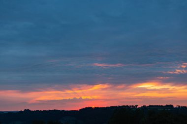 Şafakta günbatımı renkli gökyüzü güney Almanya kırsal kesimde