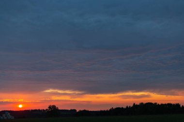 Şafakta günbatımı renkli gökyüzü güney Almanya kırsal kesimde
