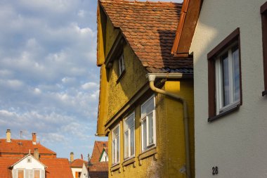 antenle Güney Almanya'da güneşli öğleden sonra eski binaların çatıları