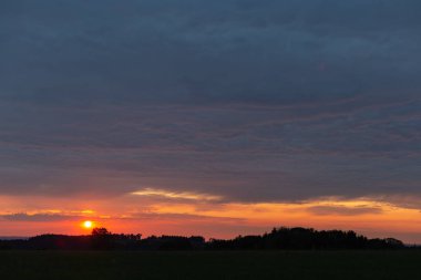 Şafakta günbatımı renkli gökyüzü güney Almanya kırsal kesimde