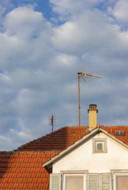 antenle Güney Almanya'da güneşli öğleden sonra eski binaların çatıları