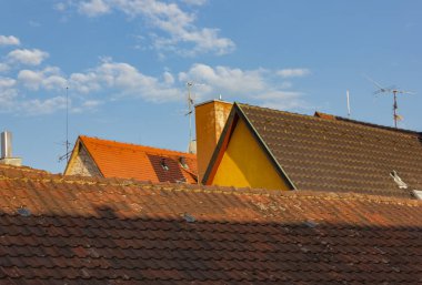 antenle Güney Almanya'da güneşli öğleden sonra eski binaların çatıları