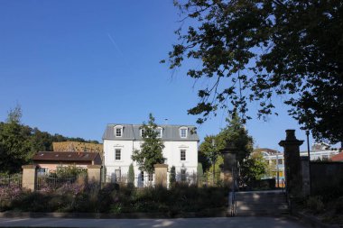 binaların arkasında Şehir Parkı ağaçlarda sonbahar güneşli afternooon Almanya