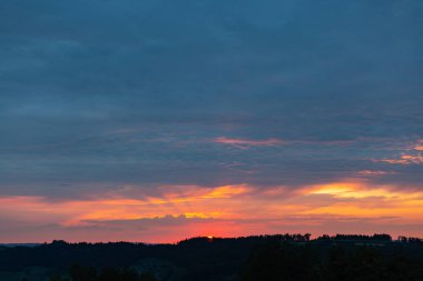 Şafakta günbatımı renkli gökyüzü güney Almanya kırsal kesimde