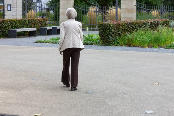Seniorin Spaziert Bei Herbstspaziergang Stadtpark — Stockfoto