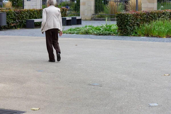 Senhora Sênior Tem Passeio Parque Cidade Outono Alemanha — Fotografia de Stock