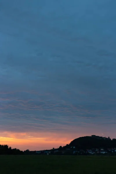 Şafakta Günbatımı Renkli Gökyüzü Güney Almanya Kırsal Kesimde — Stok fotoğraf