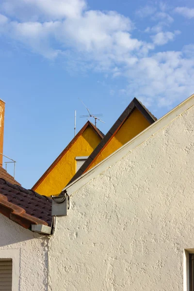 Dächer Mit Antenne Von Altbauten Sonnigen Nachmittag Süddeutschland — Stockfoto