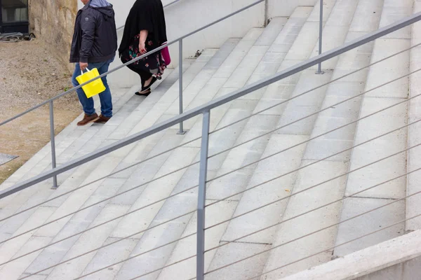 Pessoas Com Saco Compras Têm Passeio Parque Cidade Outono Alemanha — Fotografia de Stock