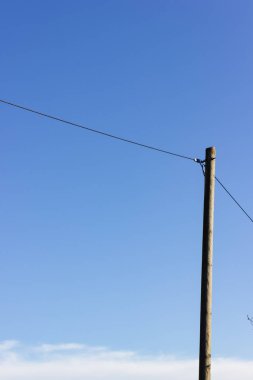 Elektrik direğinden ve kablo Alman kırsal kesimde.