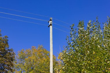 Elektrik direğinden ve kablo Alman kırsal kesimde.