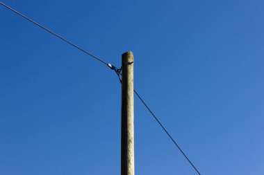 Elektrik direğinden ve kablo Alman kırsal kesimde.