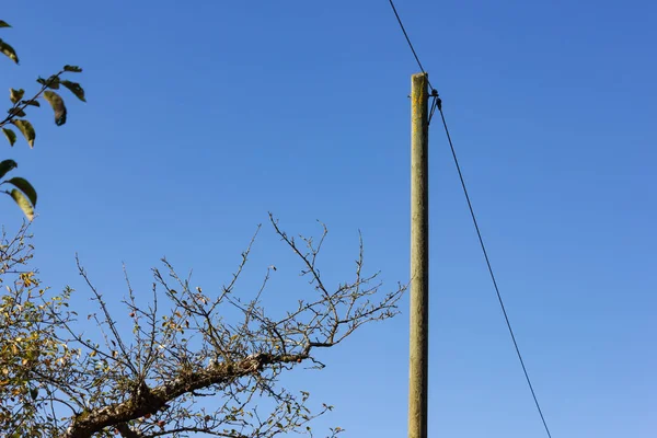 德国农村的电线杆和电缆 — 图库照片