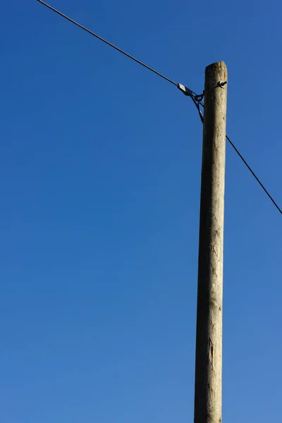 電柱とドイツの田舎のケーブル — ストック写真