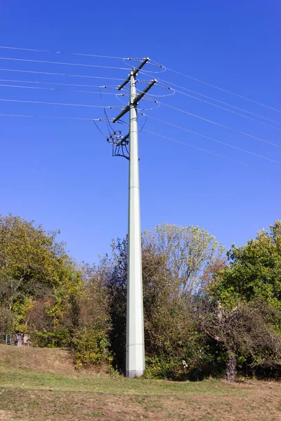 Strommast Und Kabel Auf Dem Land — Stockfoto