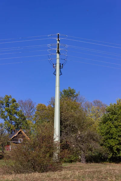 Strommast Und Kabel Auf Dem Land — Stockfoto