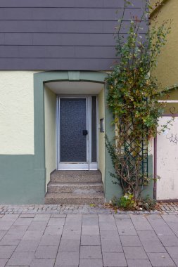 Güney Almanya şehirde sonbahar öğleden sonra ışık, kapı ve pencereleri ayrıntılarla tarihi şehir cepheler