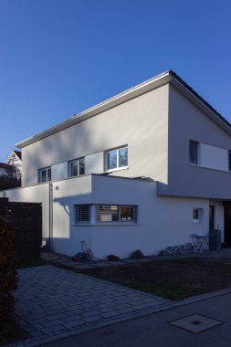modern giriş alan yanları açık garaj ve sonbahar renkli öğleden sonra garajda Bavyera Güney Almanya kırsal kesimde