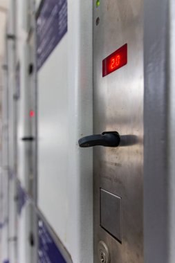 trainstation Güney Almanya'da Kasım öğleden sonra soyunma ticketmachine detayları