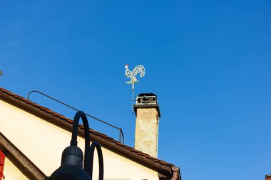 tarihsel çerçeve çatı katında Güney Almanya'da bina fırıldak