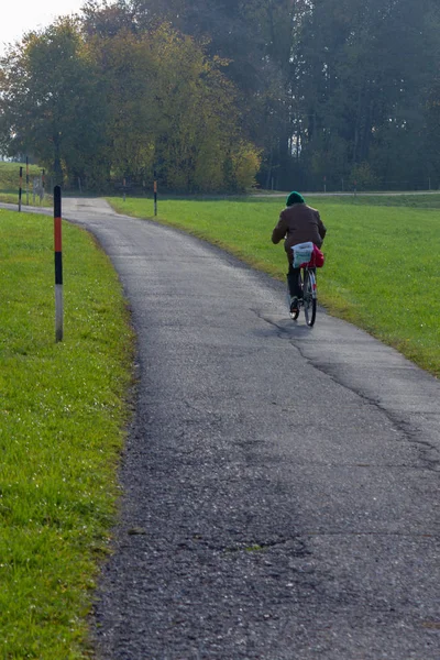 Starší Dáma Cyklistika Bikeway Bavorsku Allgu Krajině Podzimní Večer — Stock fotografie